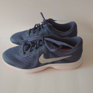 NWOT Nike Revolution 4 Shoes Sneakers Dark Blue Size 4 Youth Big Kids
